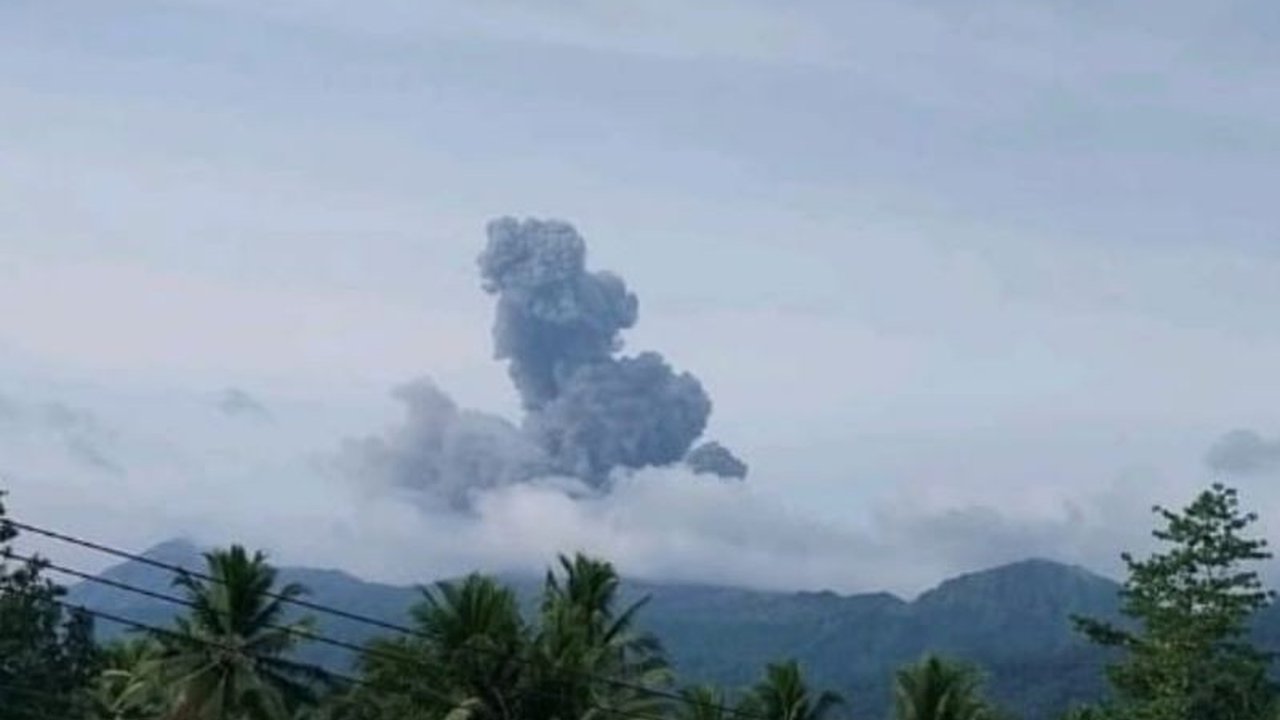 Gunung Dukono di Halmahera Utara kembali erupsi pada Jumat pagi, melontarkan abu vulkanik setinggi 1.200 meter. Simak detail kondisi terkini dan imbauan penting bagi warga sekitar terkait Erupsi Gunung Dukono.