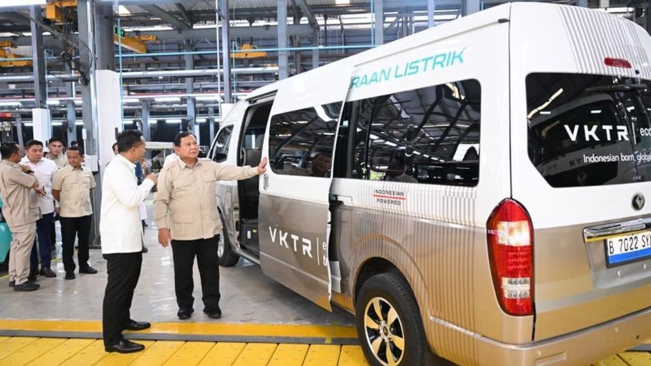 Presiden Prabowo Subianto meresmikan pabrik perakitan kendaraan listrik (EV) komersial pertama di Indonesia milik VKTR di Magelang, menegaskan komitmen untuk meningkatkan Tingkat Komponen Dalam Negeri (TKDN) dan mendorong industri otomotif nasional.
