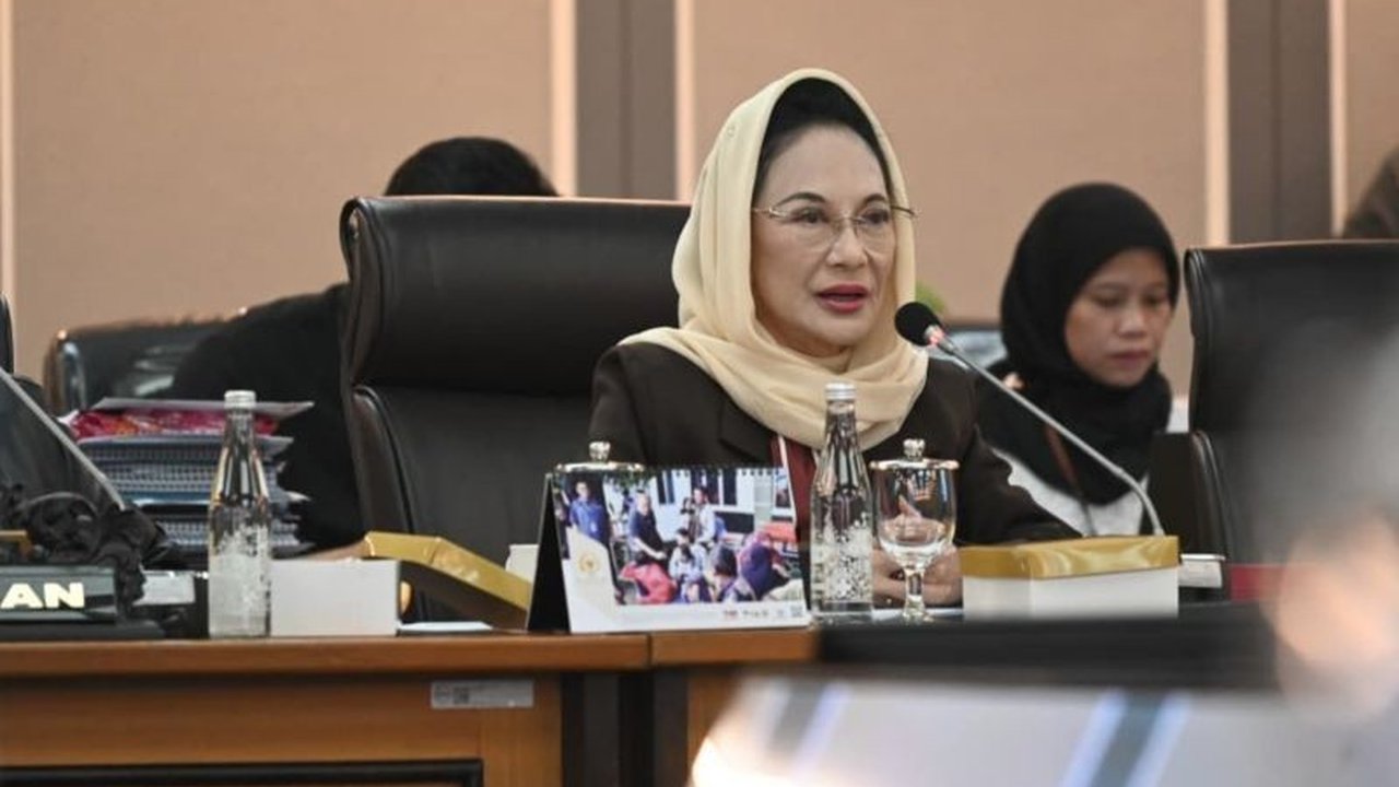 Komisi XIII DPR RI mendesak evaluasi menyeluruh terhadap layanan Surat Dukungan Work and Holiday Visa (SDUWHV) Imigrasi, menyoroti kendala sistem dan transparansi data pemohon.