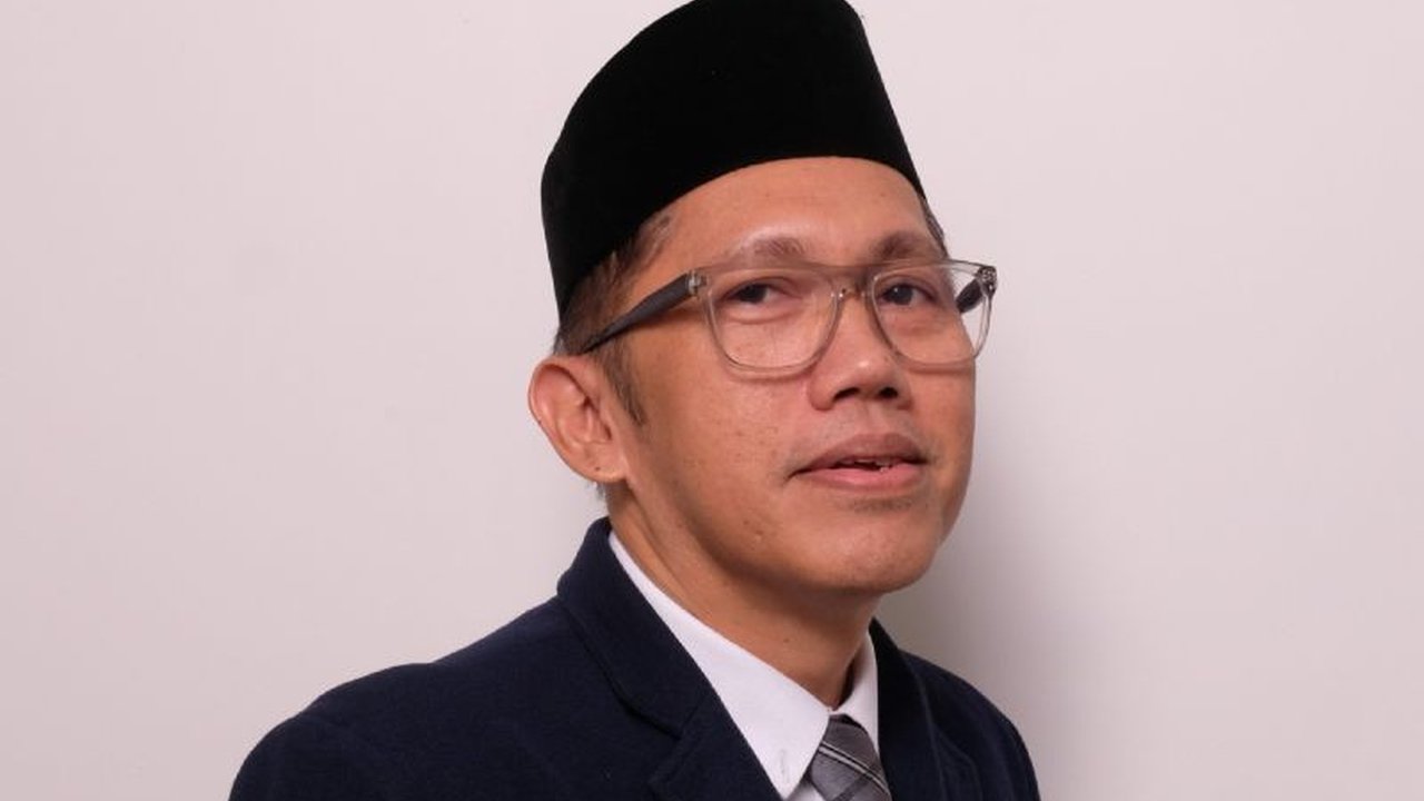 Pasca-Ramadhan, masyarakat Indonesia dihadapkan pada tantangan mewujudkan Ekonomi Berkah yang berkelanjutan. Artikel ini mengulas paradoks antara nilai spiritual dan pragmatisme bisnis, serta pentingnya transformasi budaya untuk mencapai kesejahteraan sej