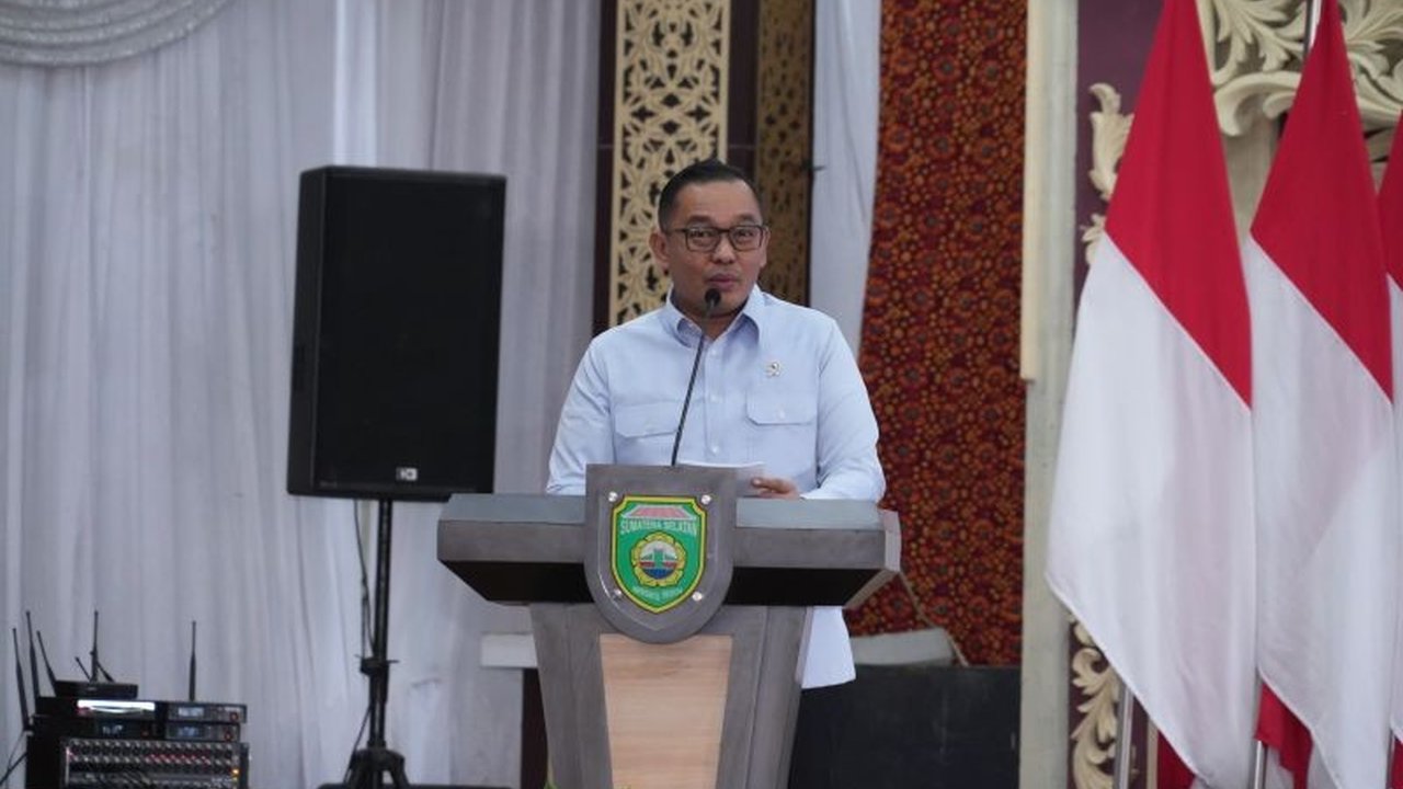 Kementerian Investasi/BKPM mempercepat pembangunan Pelabuhan Tanjung Carat di Sumatera Selatan. Proyek ini bertujuan meningkatkan efisiensi logistik dan daya saing industri nasional, sekaligus menarik investasi.