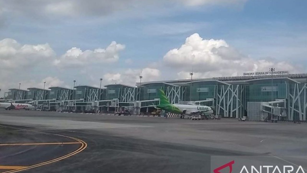 Bandara Internasional SAMS Sepinggan Balikpapan melakukan pengaspalan ulang runway untuk menjaga kekuatan struktur dan keselamatan penerbangan, dengan penyesuaian jadwal operasional tertentu.