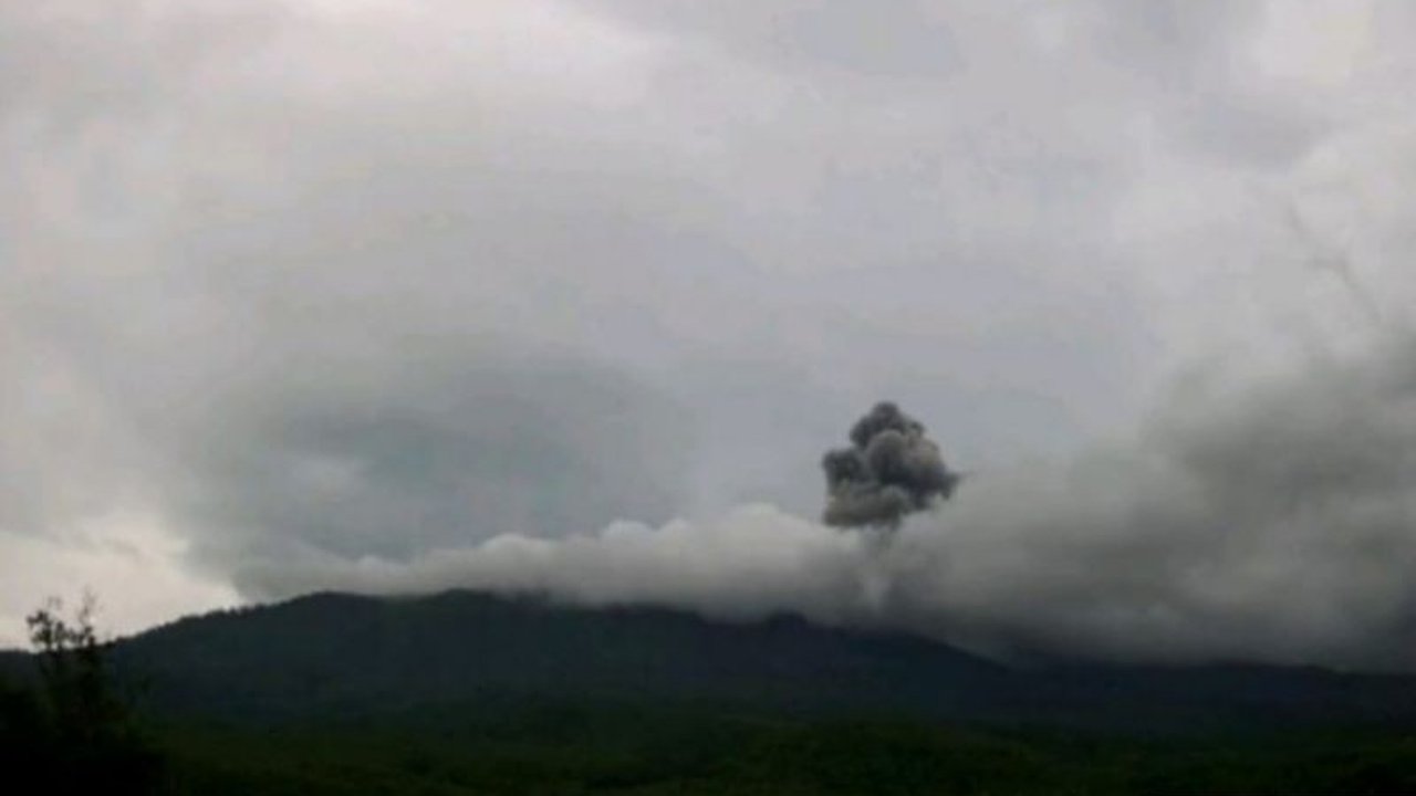 Gunung Lewotobi Laki-laki di Flores Timur kembali erupsi hari ini, dengan hembusan abu vulkanik mencapai 1,2 kilometer dari kawah aktif. Masyarakat diimbau waspada terhadap potensi bahaya dan mengikuti arahan pemerintah daerah.