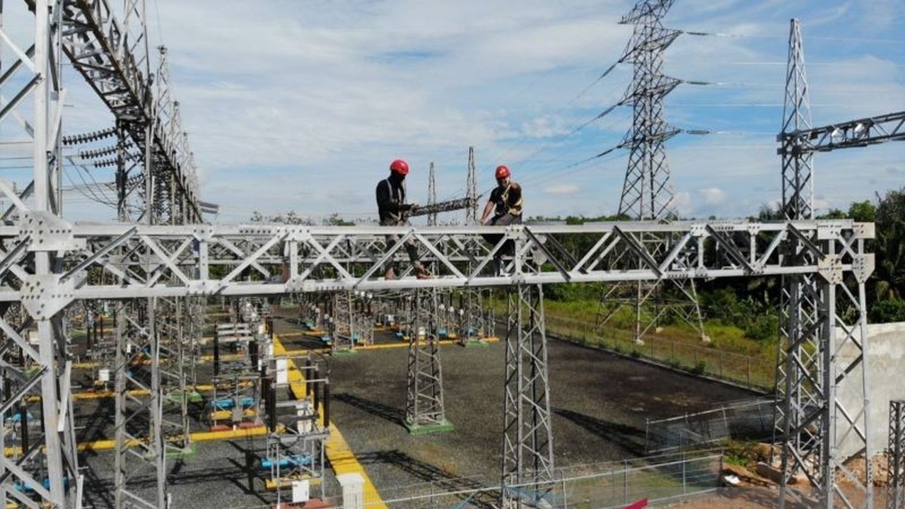 PLN mempercepat pembangunan GI Satui untuk perkuat listrik Kalimantan Tenggara. Proyek ini jamin pasokan andal bagi industri, permukiman, dan layanan publik, serta antisipasi lonjakan permintaan listrik yang terus meningkat.