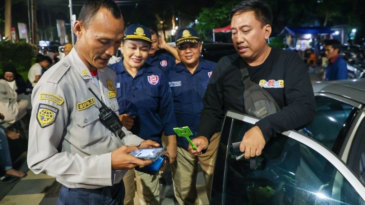 Pemerintah Kota Surabaya gencar melakukan digitalisasi parkir, mengganti karcis dengan kode QR untuk transparansi, namun kebijakan ini menuai tantangan, termasuk pembekuan izin 600 juru parkir yang menolak perubahan.