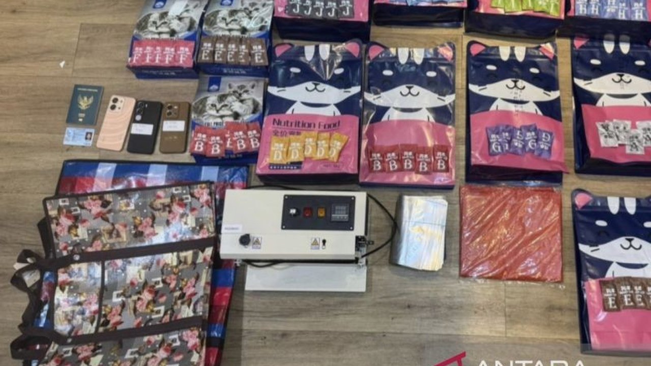 Polda Metro Jaya berhasil melakukan penangkapan pengedar etomidate berkedok liquid vape di Jakarta Timur, menyita ribuan keping liquid etomidate yang kini telah diklasifikasikan sebagai narkotika golongan II.
