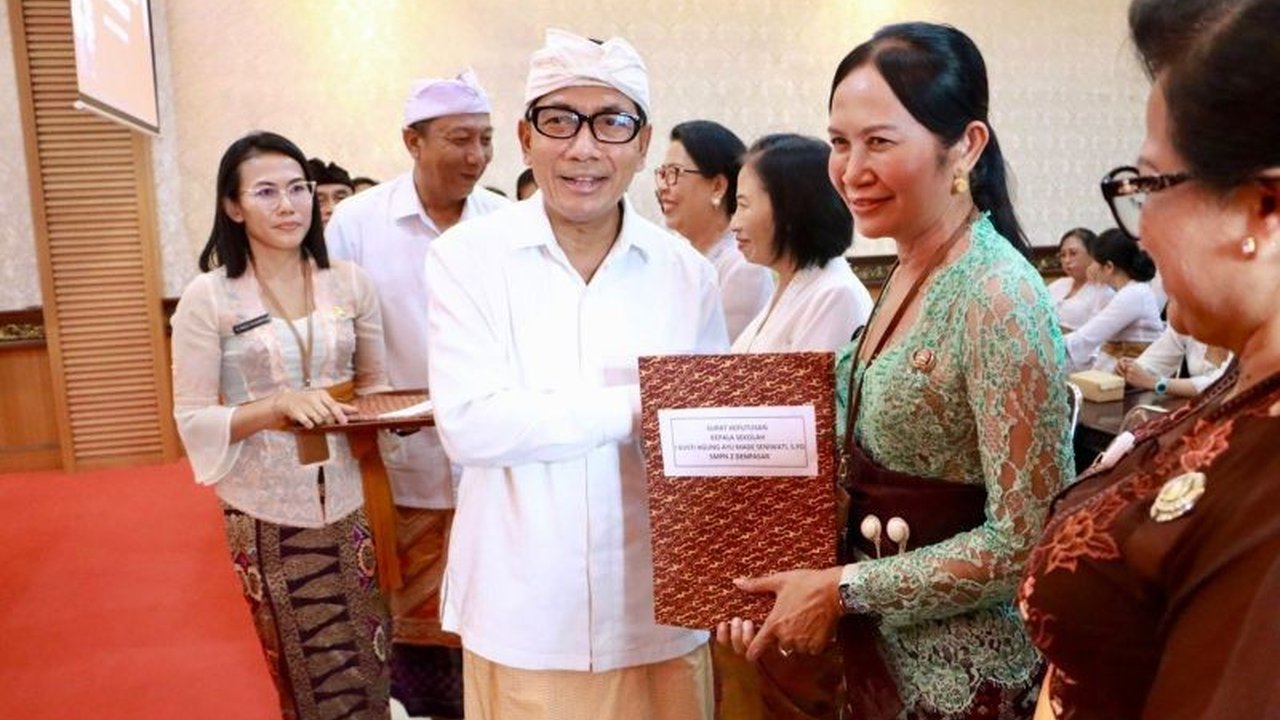 Sekretaris Daerah Kota Denpasar secara resmi menyerahkan Surat Keputusan (SK) pengangkatan 41 kepala sekolah, menjadi langkah strategis dalam Penyerahan SK Kepala Sekolah Denpasar untuk peningkatan kualitas pendidikan.