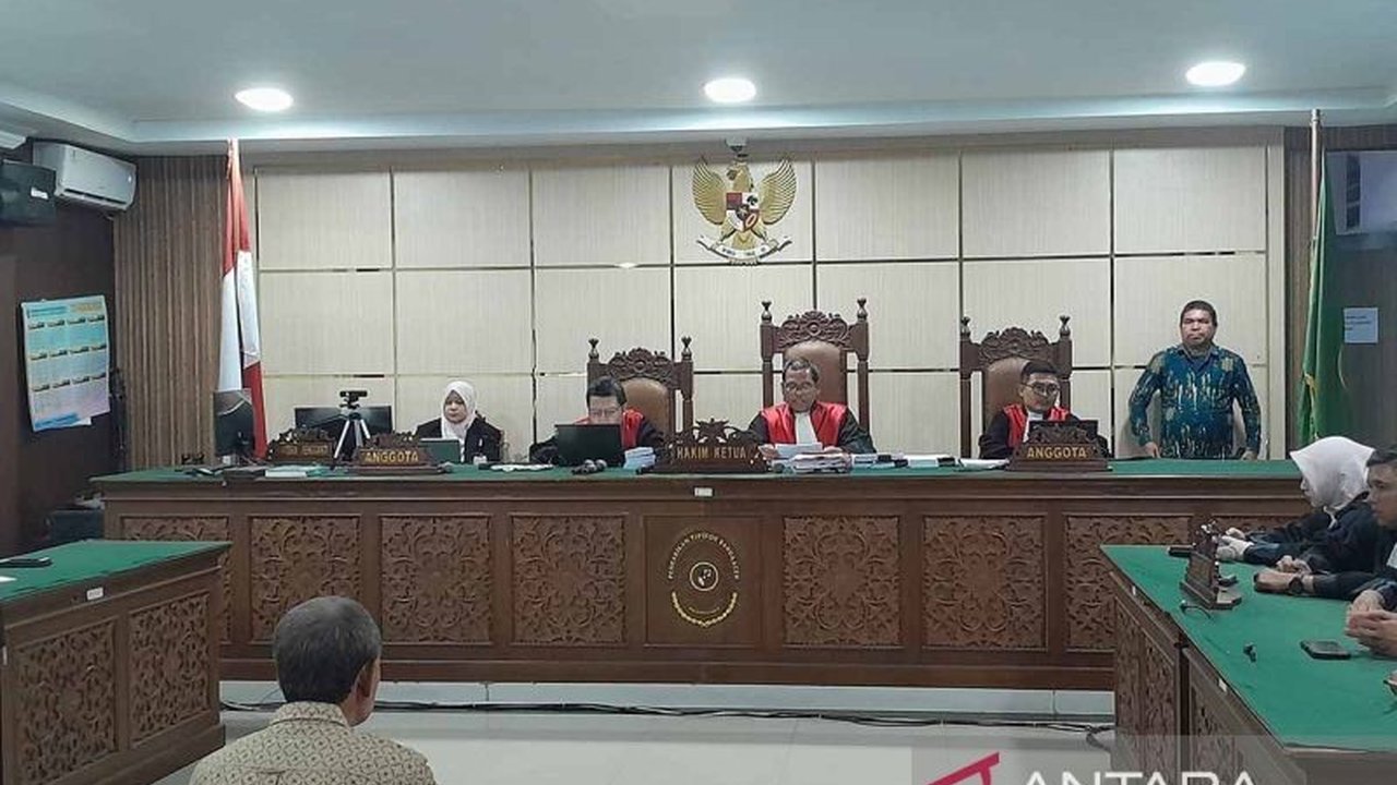 Lima mantan pejabat Badan Pengelola Keuangan Daerah (BPKD) Aceh Barat divonis total 10 tahun penjara oleh majelis hakim Tipikor dalam kasus korupsi pajak daerah, mengungkap kerugian negara miliaran rupiah.