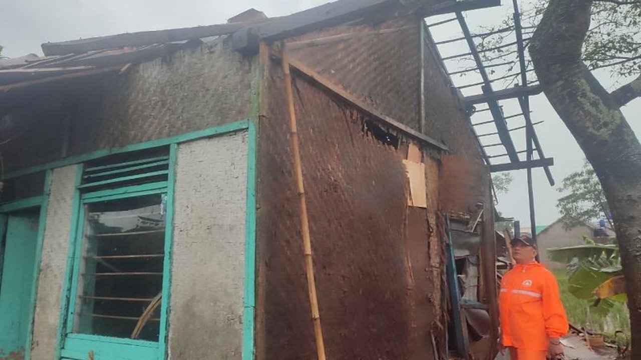 Hujan deras dan angin kencang memicu Dampak Cuaca Ekstrem Bandung, melanda lima kecamatan dengan kerusakan signifikan pada Jumat, 10 April 2026. BPBD Kabupaten Bandung telah turun tangan untuk penanganan.