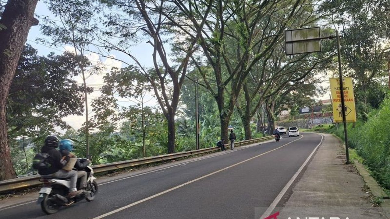 Polres Cianjur mengimbau pengendara untuk meningkatkan kewaspadaan terhadap cuaca ekstrem yang masih melanda, terutama di jalur rawan bencana di Cianjur, guna menghindari potensi bahaya.