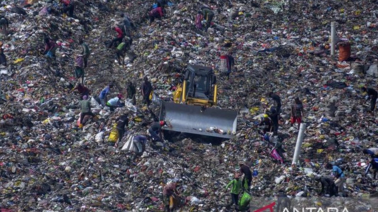 Pemerintah Provinsi Jawa Barat serius menggarap proyek PSEL Sarimukti di Bandung Barat, menyiapkan lahan dan pasokan sampah untuk mengolah 3.400 ton sampah per hari menjadi energi listrik, dengan target pembangunan dimulai akhir 2026.