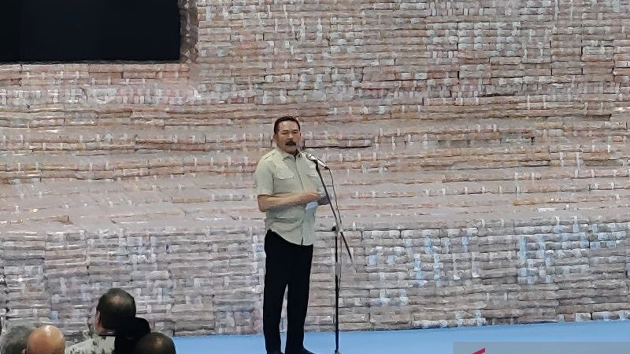 Jaksa Agung S.T. Burhanuddin menekankan pentingnya **Pemberantasan Mafia Hutan** demi menjaga kekayaan alam Indonesia, sekaligus mengumumkan penyerahan triliunan rupiah dana sitaan dan jutaan hektar lahan hutan yang direklamasi.