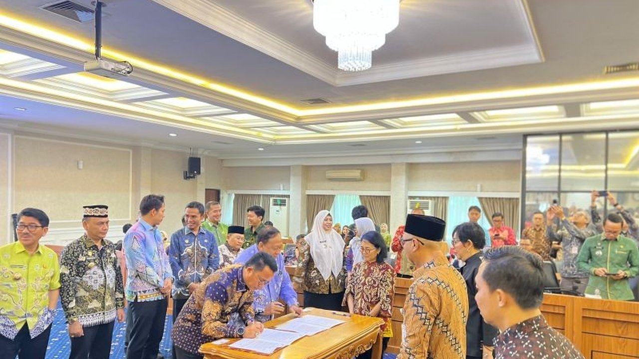 Bupati Lampung Barat, Parosil Mabsus, berharap Proyek Strategis Nasional (PSN) Pengolahan Sampah menjadi Energi Listrik (PSEL) segera terwujud untuk mengatasi masalah sampah sekaligus menghasilkan energi terbarukan di Lampung Barat.