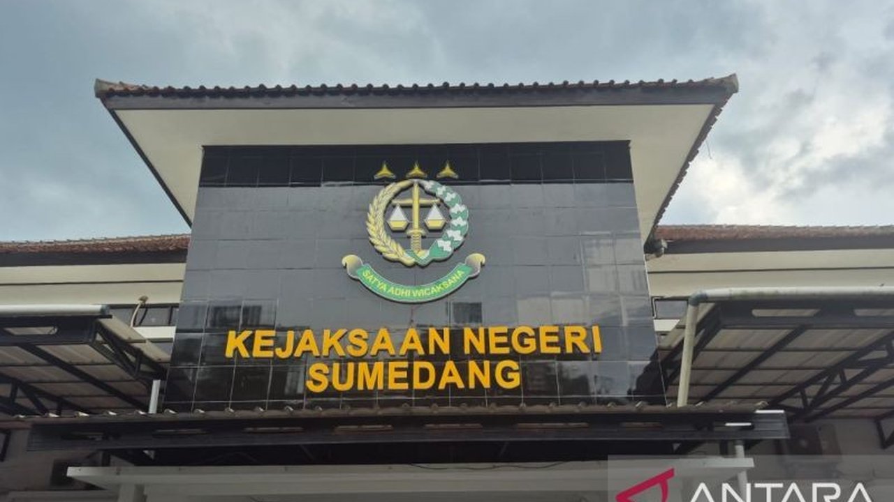 Kejaksaan Negeri Sumedang menetapkan mantan Kepala Dinas Perhubungan (Kadishub) AM sebagai tersangka kasus korupsi penyalahgunaan wewenang, gratifikasi, dan pemerasan dengan total aliran dana Rp1 miliar.