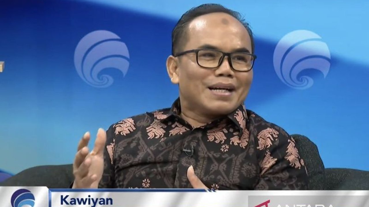 KPAI mendesak Polres Metro Jakarta Timur untuk menerapkan UU SPPA dalam penanganan anak tersangka perusakan kantor polisi, memastikan hak anak terpenuhi. Bagaimana penanganan anak tersangka ini dilakukan?