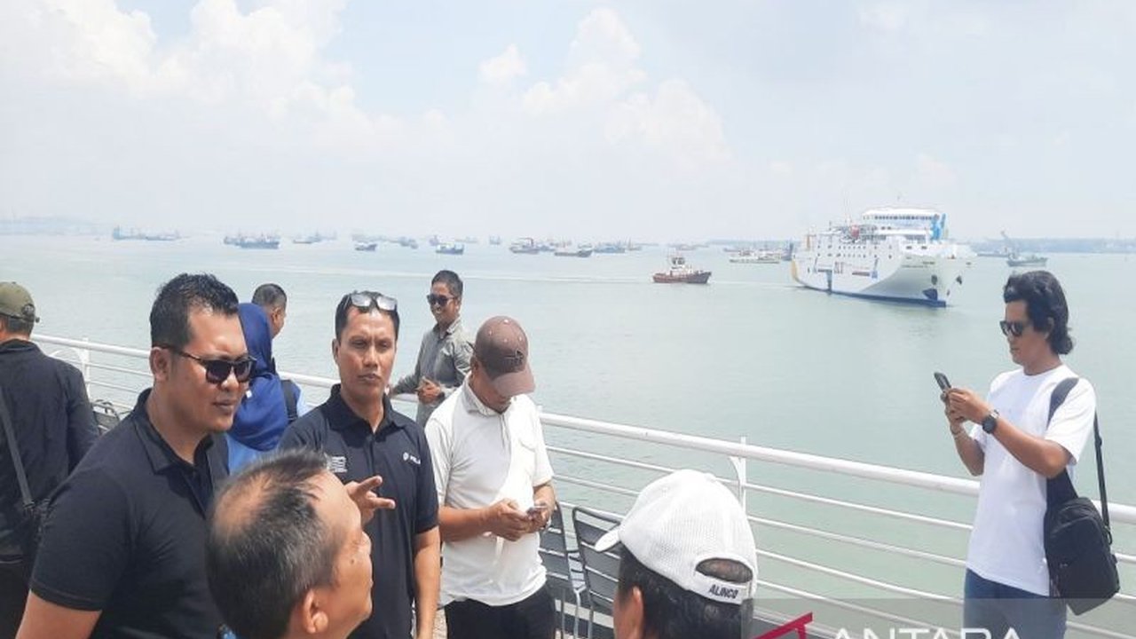 PT Pelabuhan Indonesia (Persero) Regional 3 Subregional Kalimantan mengajak wartawan Kalsel meninjau Pelabuhan Tanjung Perak di Surabaya untuk memperkaya wawasan tentang layanan kepelabuhan modern dan inovatif.