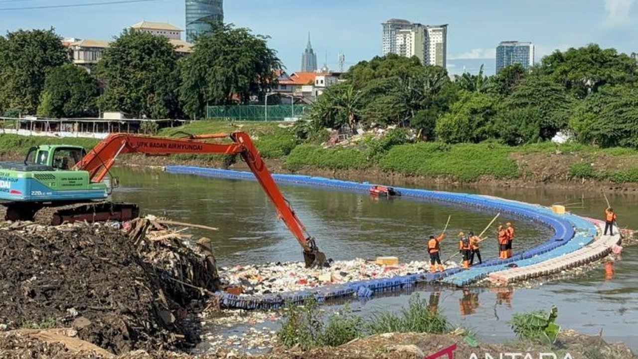 Gubernur DKI Jakarta Pramono Anung Wibowo menargetkan pengerukan Kanal Banjir Barat dari Pintu Air Manggarai hingga Roxy selesai dalam satu tahun, langkah strategis atasi banjir Jakarta. Proyek ini menjadi prioritas utama demi kelancaran aliran air dan me