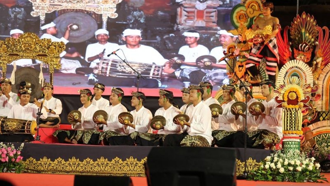 Pemerintah Kabupaten Gianyar mewadahi kreativitas seniman lokal melalui Pekan Budaya, bertujuan melestarikan dan menghidupkan seni Baleganjur Gianyar yang menjadi identitas budaya dan persiapan menuju Pesta Kesenian Bali.