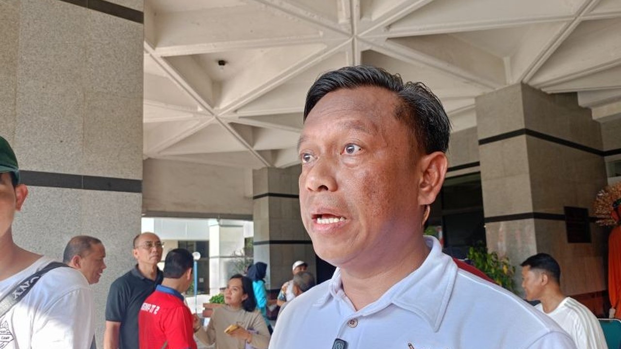 Wali Kota Jakarta Timur, Munjirin, menegaskan bahwa unit kerja pelayanan publik di Jakarta Timur tetap beroperasi penuh di tengah kebijakan WFH, memastikan kebutuhan warga terpenuhi tanpa hambatan.