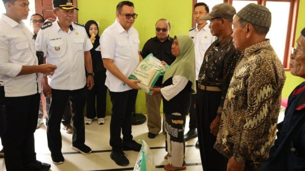 Bupati Kutai Kartanegara Aulia Rahman Basri memerintahkan OPD terkait untuk segera mengecek menyeluruh sistem irigasi pascabanjir di Rapak Lambur, memastikan pemulihan pertanian dan ekonomi petani.