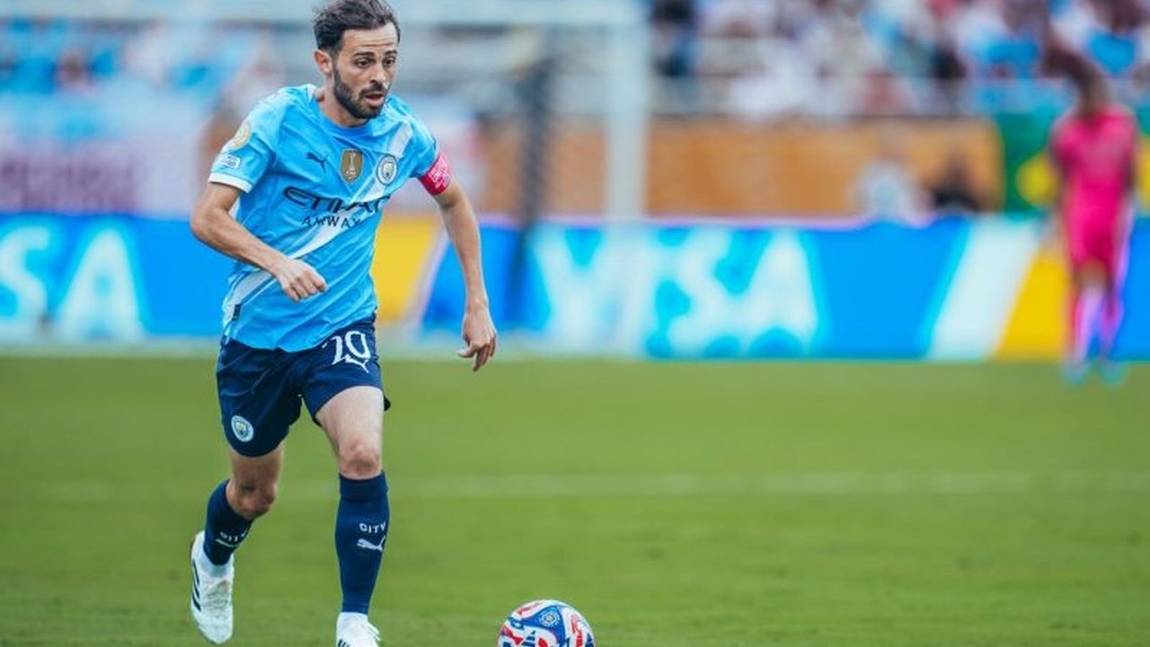Pelatih Manchester City, Pep Guardiola, secara terbuka mengungkapkan keinginannya agar Bernardo Silva mengakhiri karier di klub, namun keputusan akhir tentang masa depan Bernardo Silva sepenuhnya ada di tangan sang pemain.