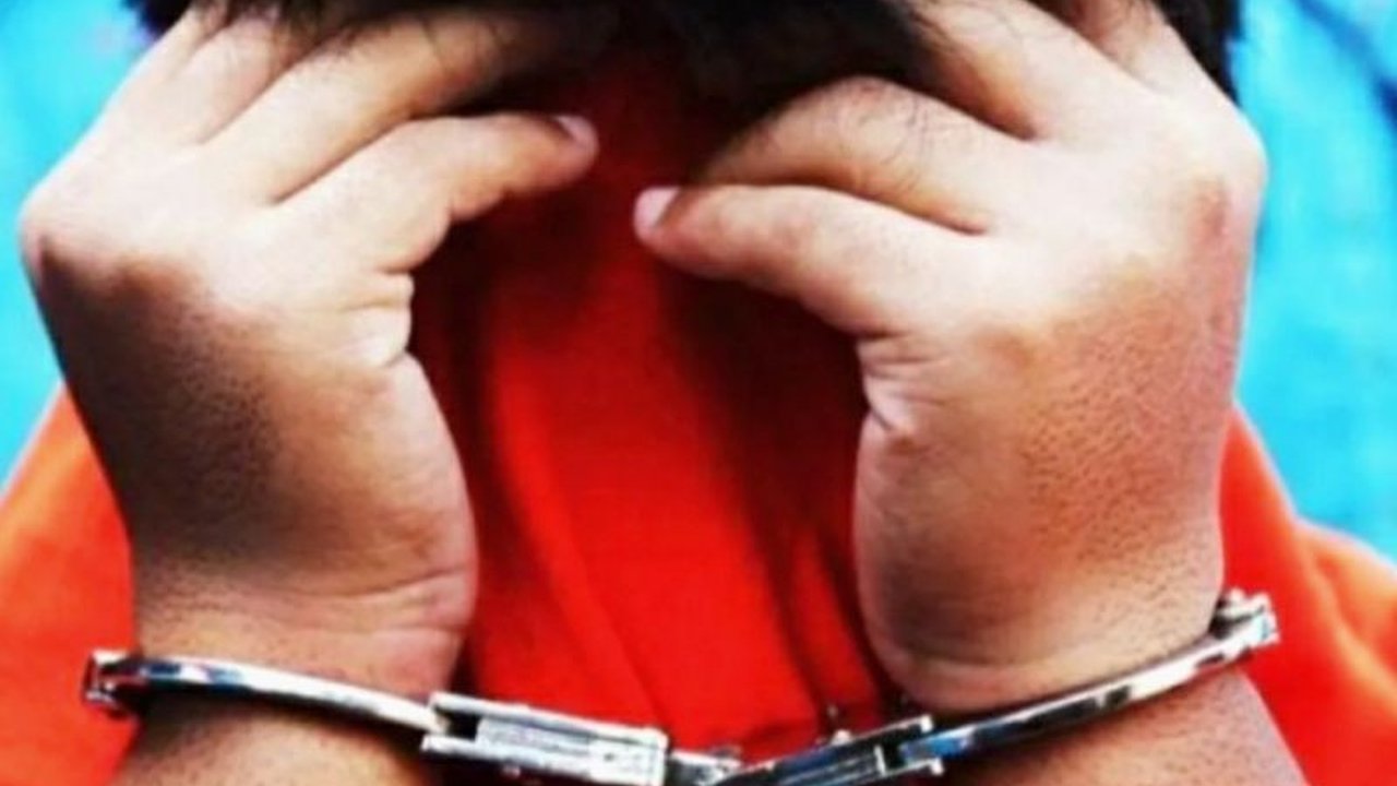 Polres Karawang berhasil mengungkap kasus pencurian motor Karawang di area pabrik PT HM Sampoerna Tbk. Pelaku, seorang mantan karyawan, ditangkap setelah aksinya terekam CCTV dan meresahkan banyak pekerja.