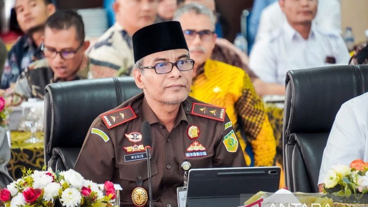 Kejaksaan Tinggi (Kejati) Sumatera Barat menegaskan komitmennya untuk mengawal pembangunan Tol Padang-Pekanbaru agar segera rampung tanpa hambatan, memastikan proyek strategis ini berjalan sesuai rencana dan bebas korupsi.