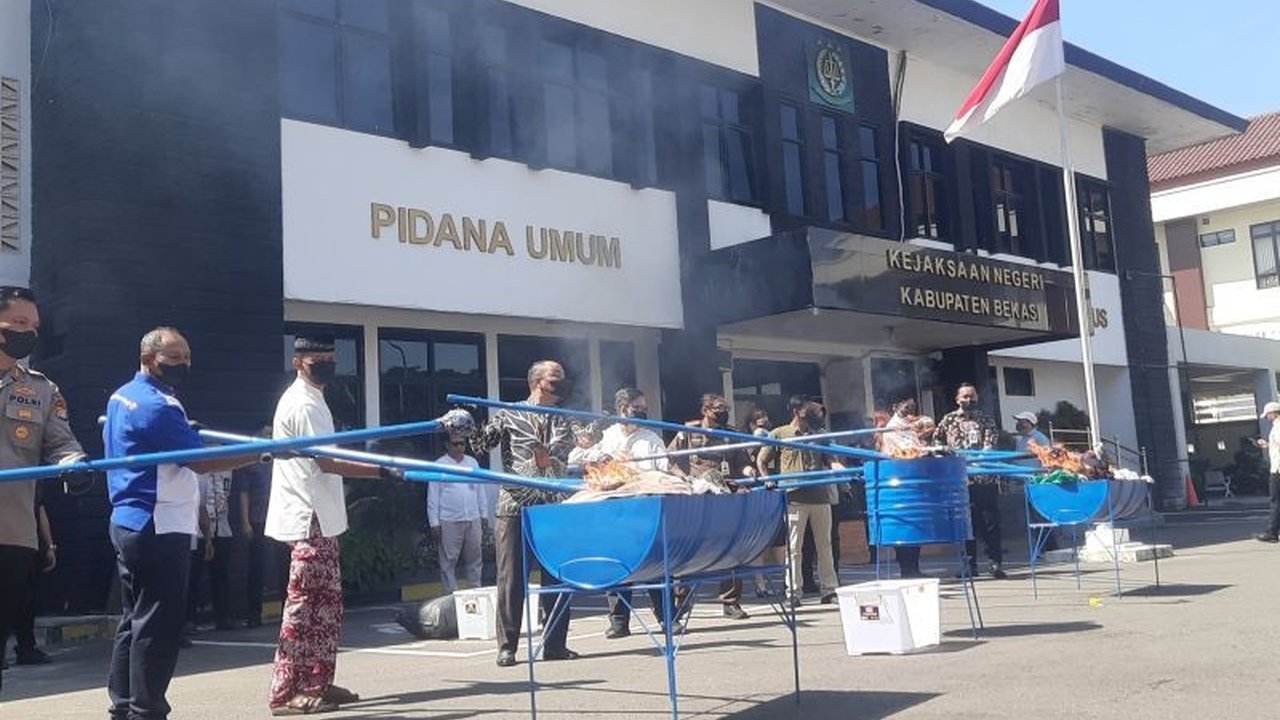 Kejaksaan Negeri Kabupaten Bekasi memusnahkan barang bukti dari 98 perkara yang telah berkekuatan hukum tetap, didominasi kasus narkotika, sebagai wujud komitmen penegakan hukum dan pencegahan penyalahgunaan.