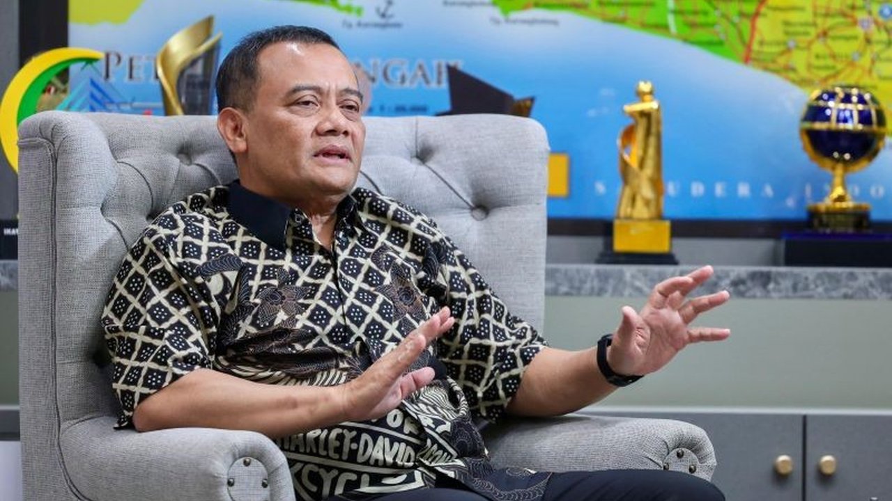 Kebijakan Work From Home (WFH) bagi Aparatur Sipil Negara (ASN) di Jawa Tengah mulai berlaku, Gubernur Jateng Ahmad Luthfi menekankan Kinerja ASN WFH Jateng tidak boleh menurun demi menjaga pelayanan publik.