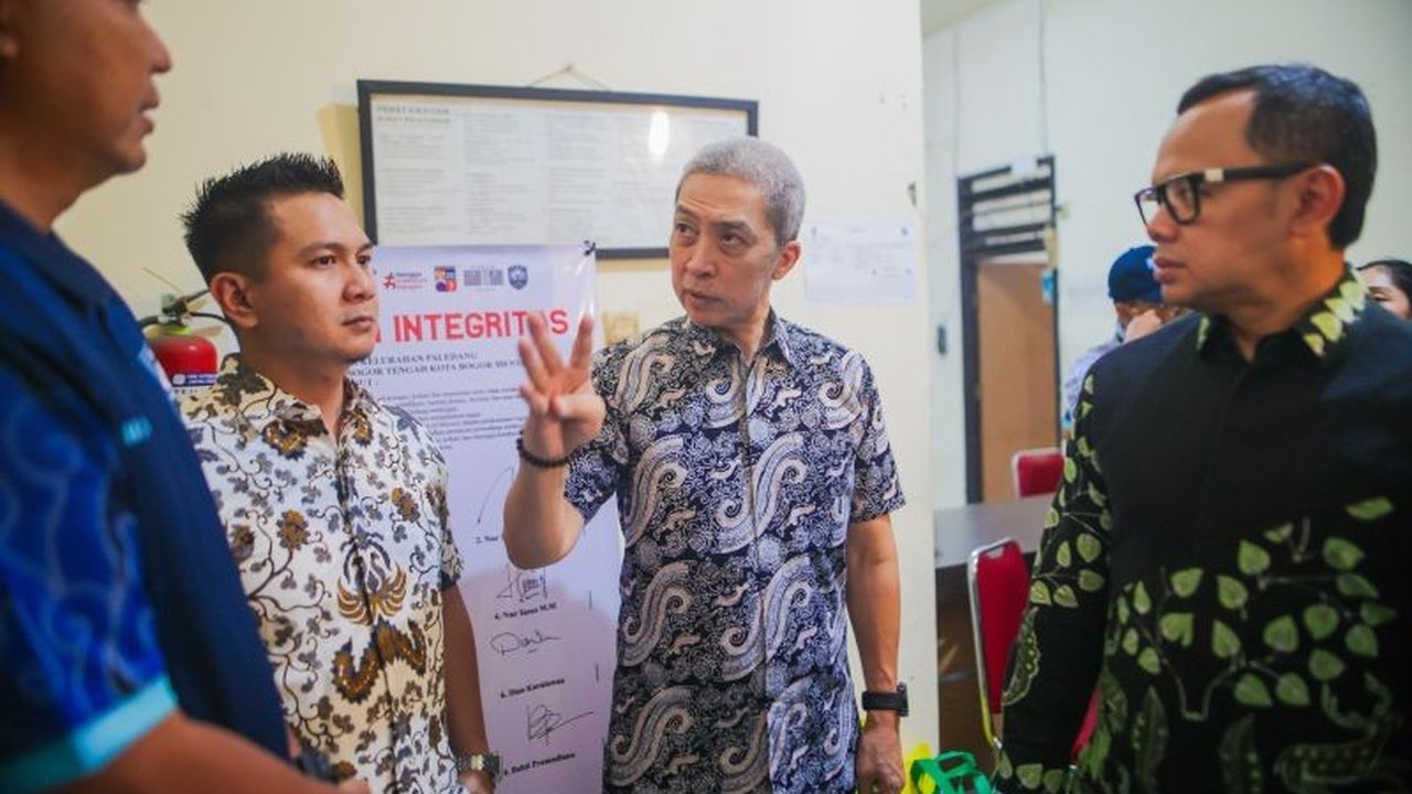 Pemerintah Kota Bogor berhasil mencatat efisiensi anggaran hingga hampir Rp900 juta per bulan berkat penerapan skema Efisiensi WFH bagi Aparatur Sipil Negara (ASN), menarik perhatian publik.