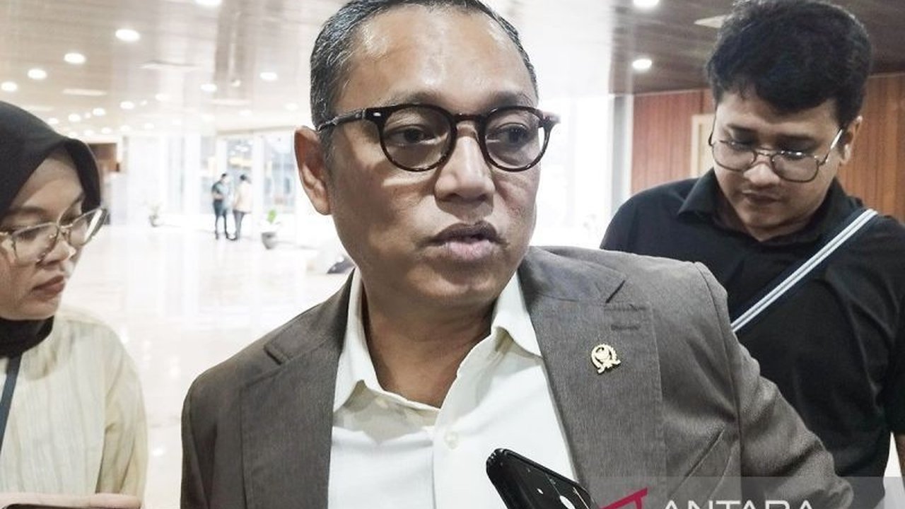 Anggota Komisi II DPR RI Deddy Sitorus menegaskan kesiapan DPR berkantor di IKN, namun dengan syarat krusial: mitra eksekutif juga harus pindah. Simak detailnya.