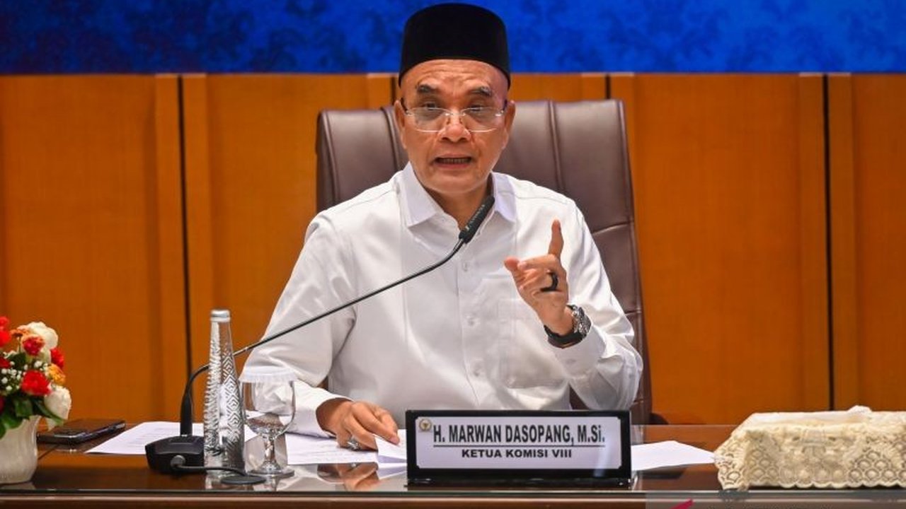 Dewan Perwakilan Rakyat (DPR) RI menyoroti pentingnya pertimbangan aspek legalitas dan sosiologis terkait wacana 'war tiket haji' yang tengah dikaji pemerintah, untuk memastikan kebijakan yang adil dan sesuai aturan.