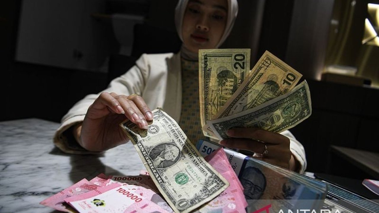 Nilai tukar rupiah menguat pada Jumat pagi, bergerak positif di tengah dinamika pasar valuta asing. Penguatan ini membawa rupiah ke level Rp17.083 per dolar AS.