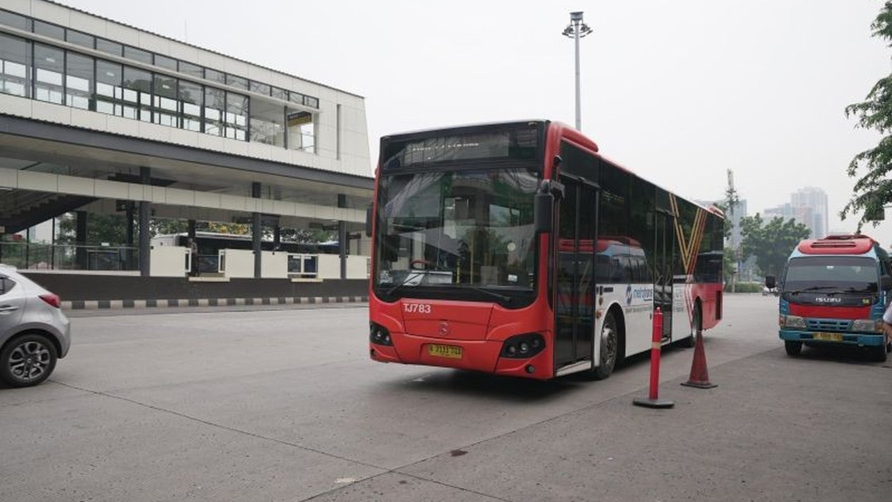 Kabar gembira bagi warga Bekasi! Transjakarta rute B11 kini kembali melayani titik pemberhentian di kawasan Summarecon Bekasi setelah sempat terhenti. Simak rute lengkap dan dampaknya bagi mobilitas Anda.