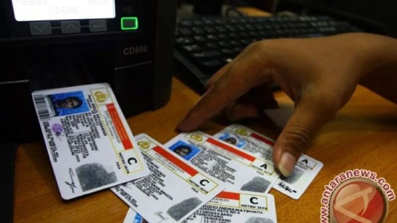 Warga Jakarta kini dapat memperpanjang SIM A dan C dengan praktis melalui Layanan SIM Keliling Jakarta yang beroperasi di lima titik strategis. Ketahui lokasi, syarat, dan biayanya agar tidak salah langkah!