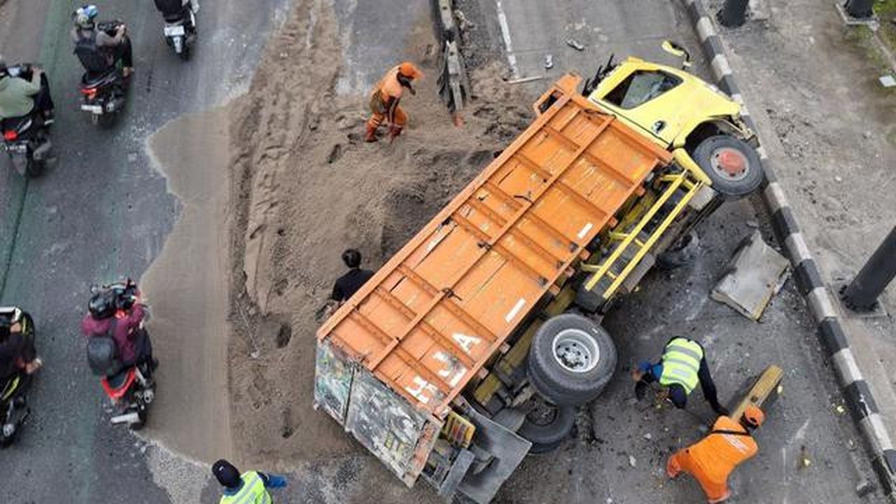 Sebuah truk bermuatan pasir seberat dua ton terguling di Jalan Arteri Gatot Subroto, kawasan Tebet, Jakarta Selatan, Sabtu (11/4/2026) pagi. (ANTARA)