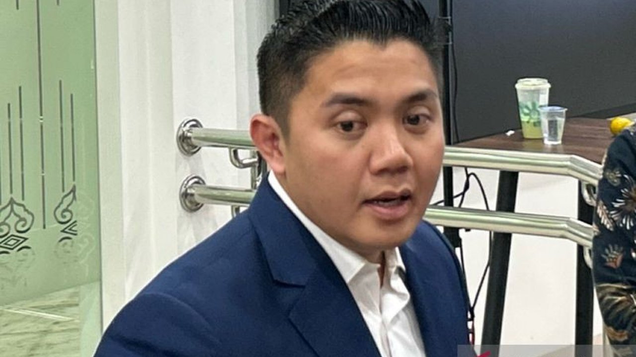 Sekretaris Kabinet (Seskab) Teddy Indra Wijaya membantah keras isu yang menyebut Indonesia akan mengalami chaos. Ia menegaskan kondisi nasional stabil dan terkendali, bahkan di tengah gejolak global, sehingga masyarakat tidak perlu khawatir.