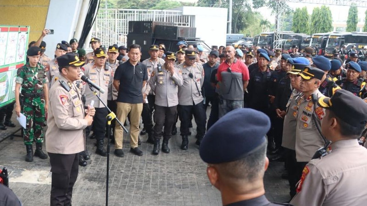 Ribuan personel gabungan dari berbagai unsur disiagakan untuk memastikan pengamanan laga Persija Persebaya di Stadion Utama Gelora Bung Karno (GBK) berjalan aman dan kondusif pada Sabtu malam.