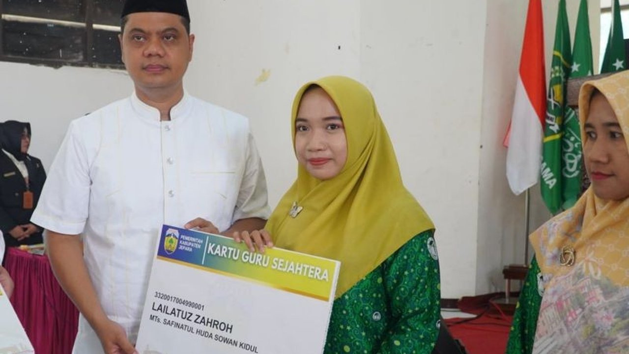 Pemerintah Kabupaten Jepara memperluas cakupan program Kartu Guru Sejahtera, menjangkau 17.372 guru non-ASN sebagai bentuk apresiasi dan peningkatan kualitas pendidikan di daerah.