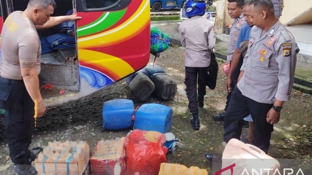 Aparat kepolisian berhasil menggagalkan peredaran miras ilegal Ambon jenis sopi sebanyak 120 liter dalam razia KRYD, menunjukkan komitmen menekan potensi gangguan kamtibmas.