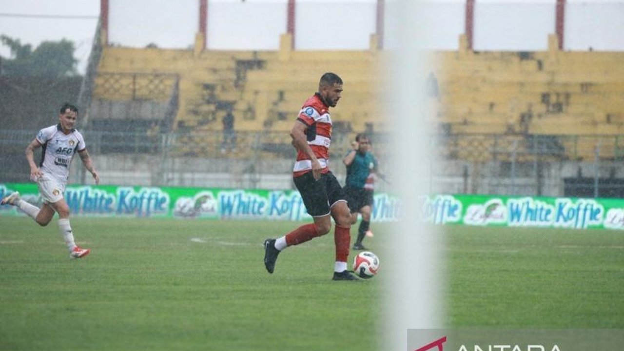 Madura United taklukkan Persik Kediri 2-1 di Stadion Gelora Bangkalan, mengakhiri tren buruk dan keluar dari zona degradasi BRI Super League 2025-2026. Simak perjuangan Laskar Sape Kerrap!