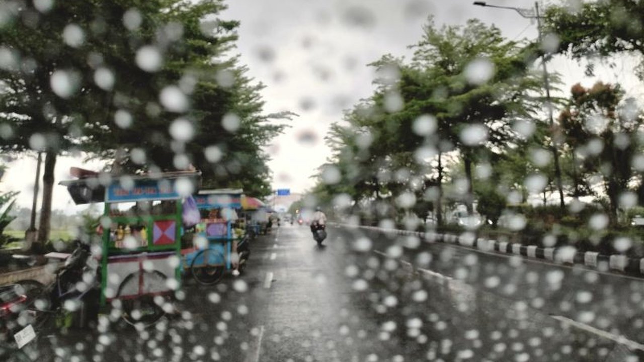 Badan Meteorologi, Klimatologi, dan Geofisika (BMKG) mengimbau masyarakat Nusa Tenggara Barat (NTB) untuk memanfaatkan sisa hujan sebagai langkah penting antisipasi kekeringan menjelang puncak musim kemarau.