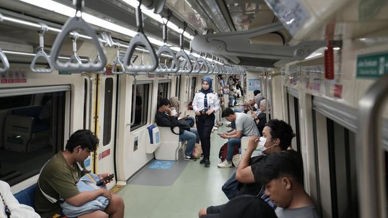 Pengguna LRT Jabodebek yang menjalankan puasa Ramadan boleh berbuka puasa di dalam rangkaian kereta dan area stasiun. (Ist)