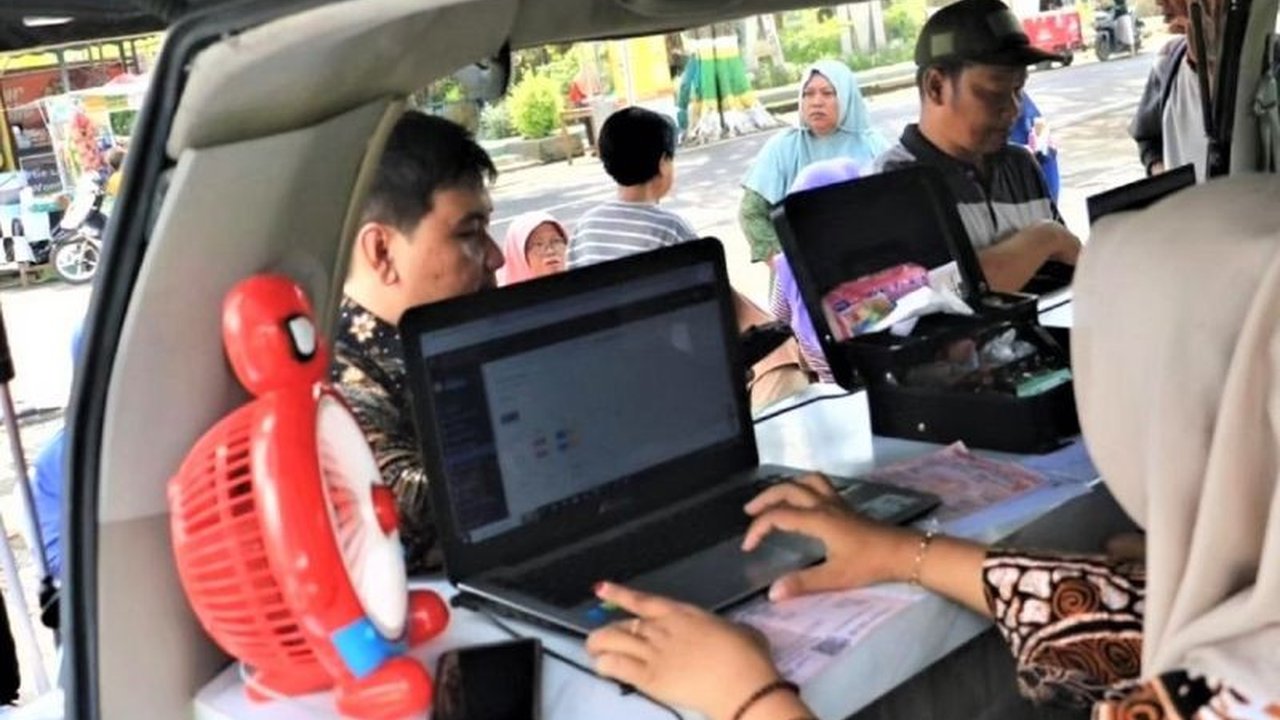 Pemerintah Kota Madiun meluncurkan layanan pajak keliling untuk mendongkrak pembayaran Pajak Bumi dan Bangunan (PBB). Upaya ini diharapkan mempermudah wajib pajak dan mencapai target Rp22,36 miliar.