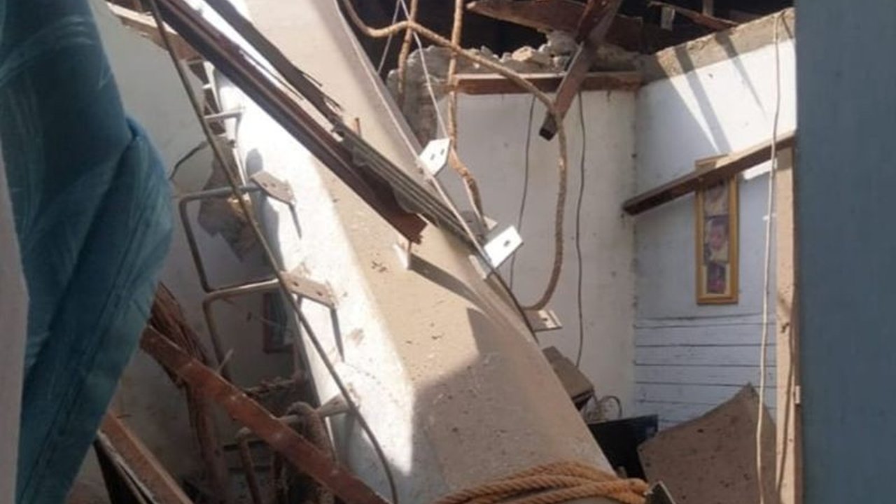 Sebuah tiang provider setinggi empat meter roboh menimpa dua rumah kontrakan di Kembangan, Jakarta Barat, pada Sabtu (11/4), mengakibatkan satu korban luka ringan dan kerugian material. Insiden tiang provider roboh Kembangan ini masih dalam penyelidikan p