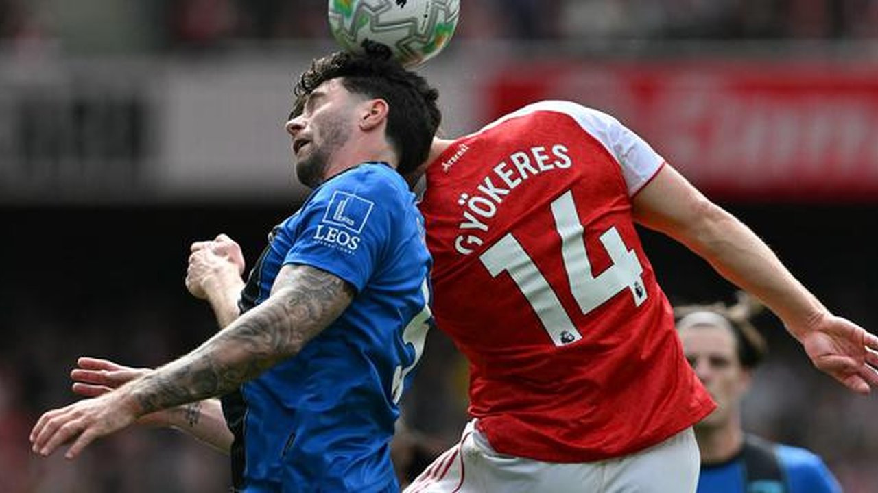 Duel sengit antara Marcos Senesi dari Bournemouth dan Viktor Gyokeres dari Arsenal dalam laga Premier League di Emirates Stadium, London, 11 April 2026. (AFP/Gyln Kirk)