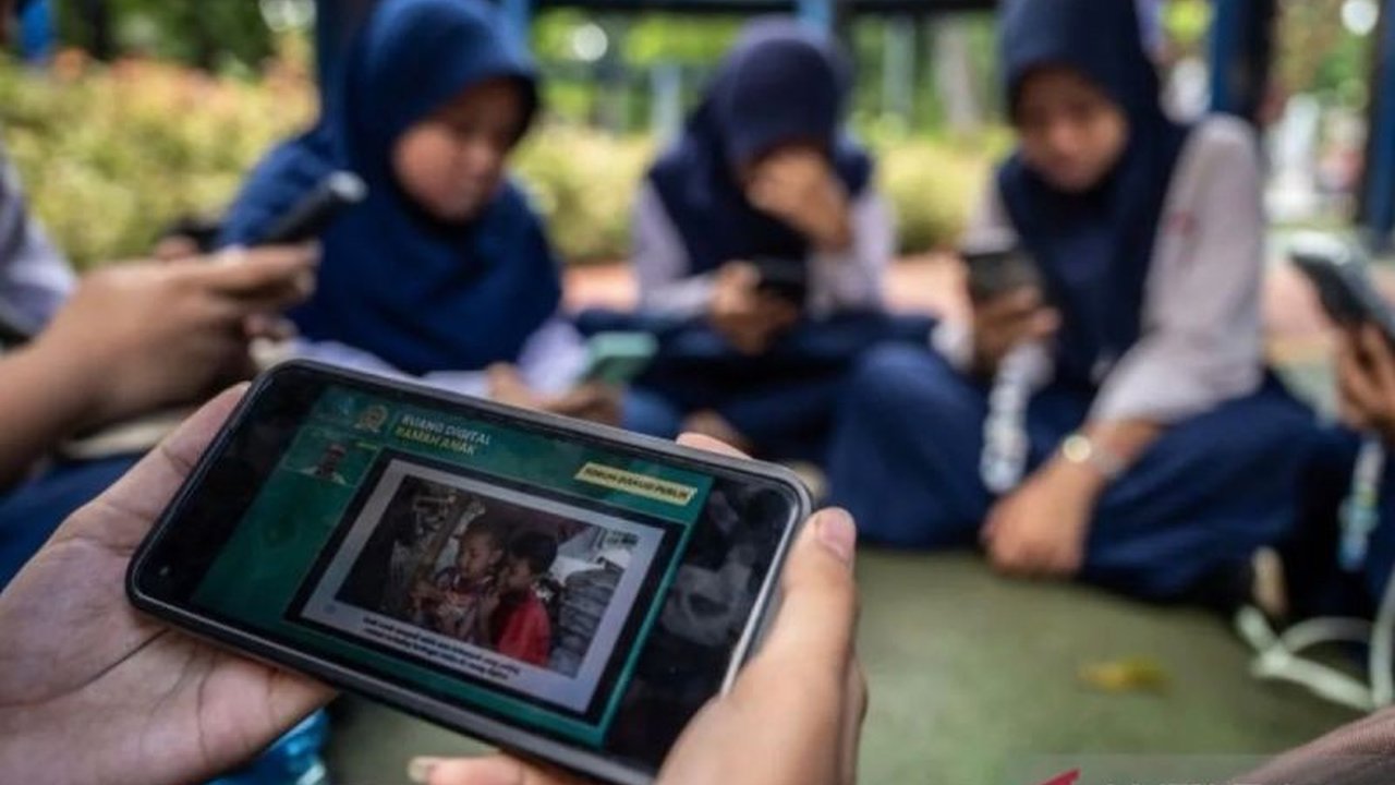 Anggota DPRD Lampung menyambut baik kebijakan pemerintah terkait pembatasan medsos dan game daring, menilai langkah ini krusial untuk melindungi psikologi anak dan perkembangan generasi muda di era digital.