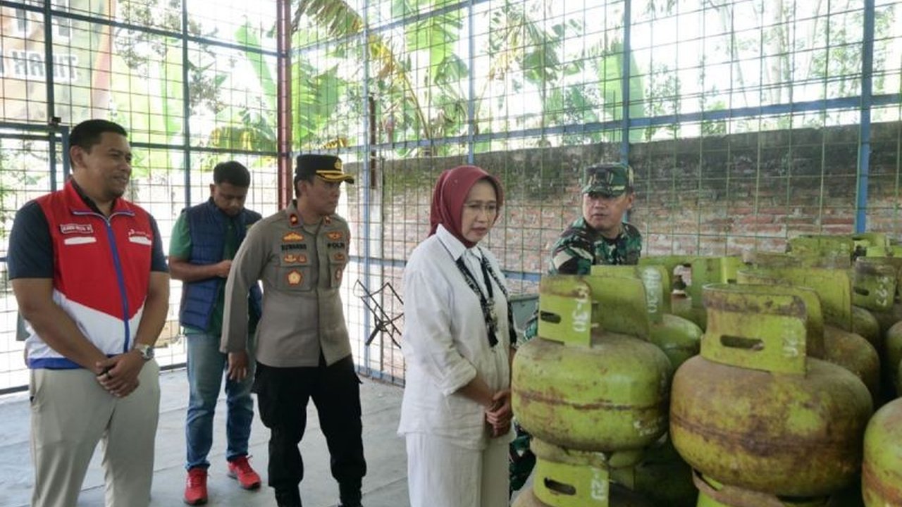 Polres Lumajang serius mengusut dugaan penimbunan elpiji bersubsidi 3 kg di Desa Jarit. Tiga saksi telah diperiksa terkait kasus penimbunan Elpiji Lumajang yang merugikan masyarakat.