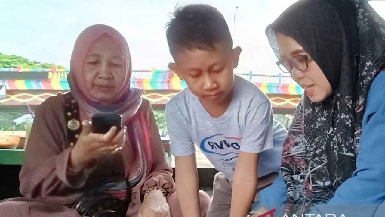 Pola asuh digital yang efektif menuntut komitmen serta kerja sama solid dari seluruh anggota keluarga demi melindungi tumbuh kembang anak di era gawai.
