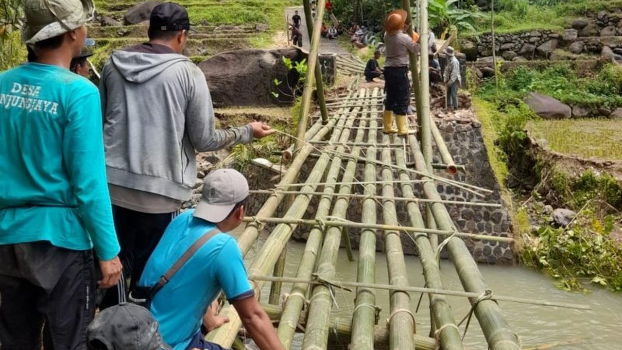 Aktivitas warga di Kecamatan Pakenjeng, Garut, sempat terhambat akibat jembatan putus. Kini, pembangunan jembatan Garut darurat telah dimulai untuk memulihkan akses masyarakat.